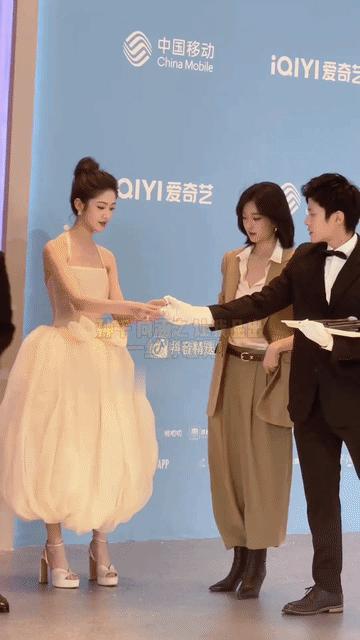 孙千酷飒到极点，向涵之甜美到极致，两个截然不同风格的人放到一起却故事感满满，孙千