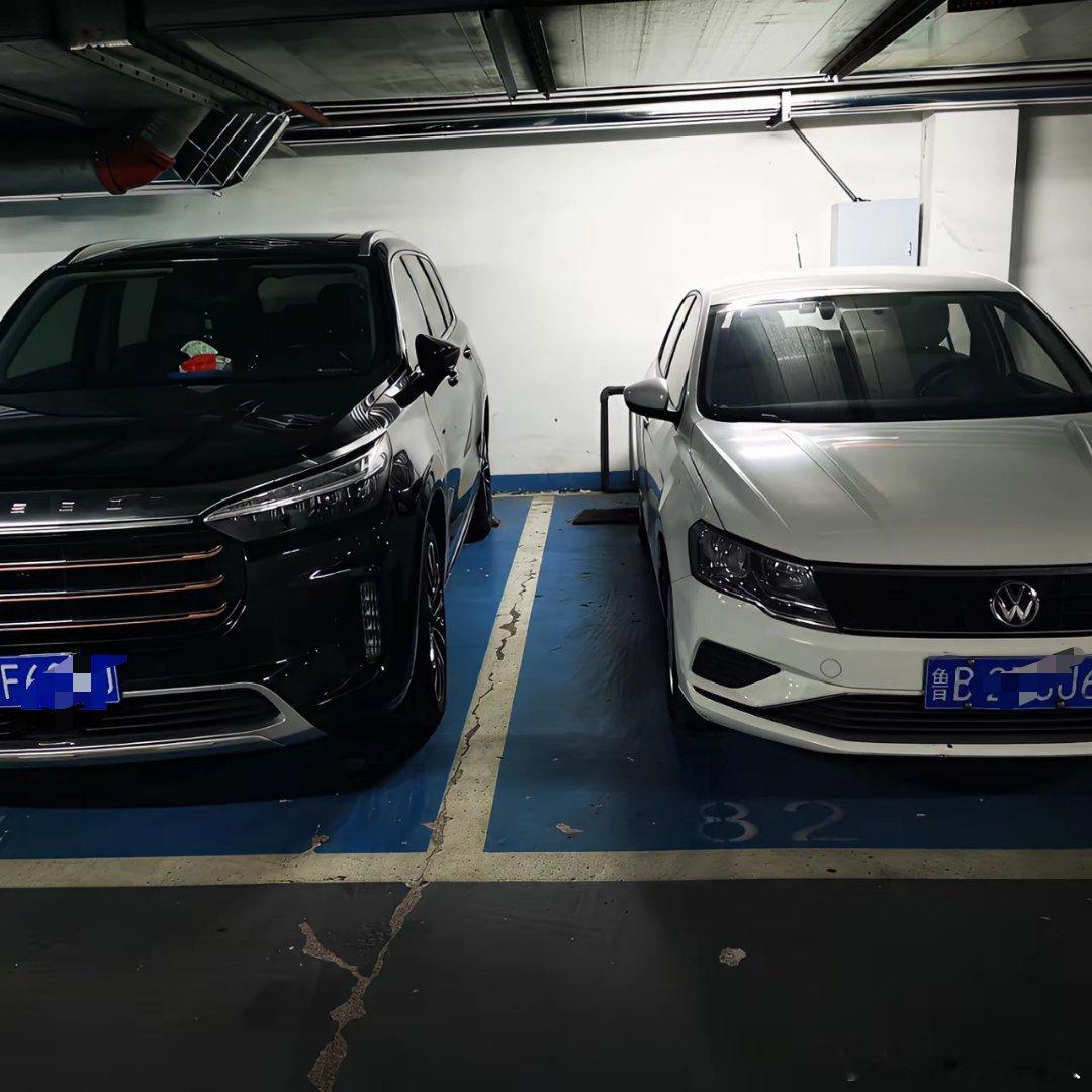 那辆白车是我邻居的，每次停车都这架势，弄得我都有点不好意思了