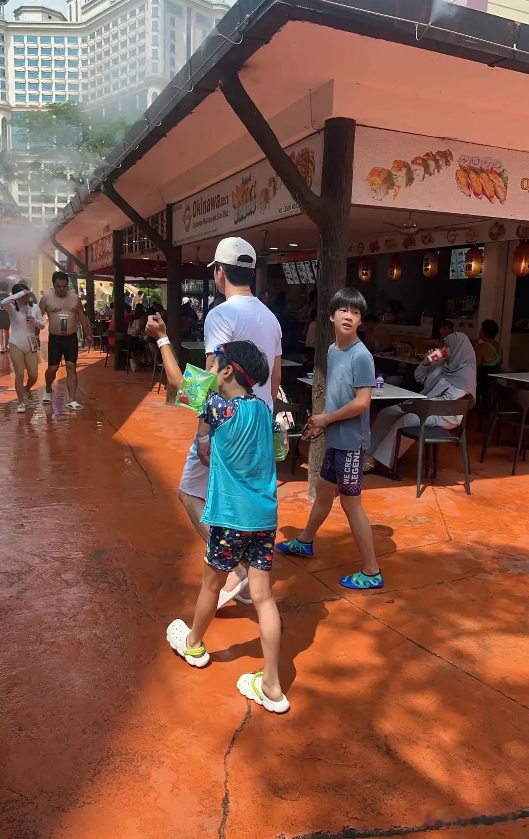 马来西亚偶遇吴京一家度假，52岁身板太能打，对谢楠的宠溺磕疯了
