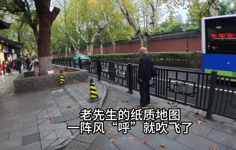 在杭州西湖边，这座城市的美丽风景和现代化建设吸引着无数游客。然而，在2024年1