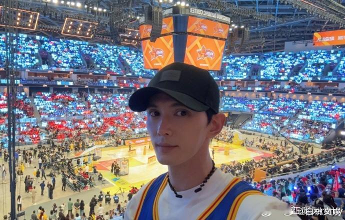 徐正溪晒NBA名人赛现场照，呈现赛事现场的真实氛围，没有刻意营造画面感，王俊