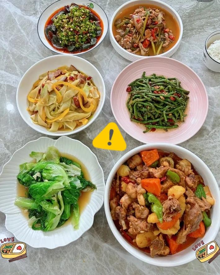 今天大伯哥一家三口来我家聚餐，加上我们一家五口，满满当当八口人。我从早上八点忙到