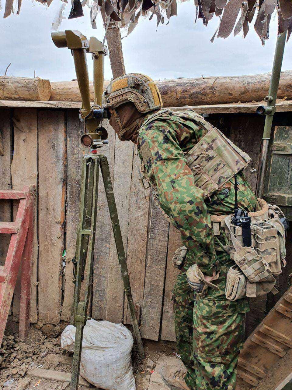 日本向乌克兰赞助60亿美元俄乌前线的乌军士兵身穿日式迷彩服