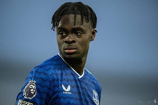 埃弗顿莫耶斯也很少打这么富裕的仗了。虽然格拉利什做了手术，赛季报销，但埃弗顿左