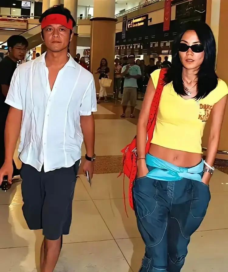 一觉睡醒是不是全网都知道了。昨夜起，有博主翻出2000年前后王菲与李