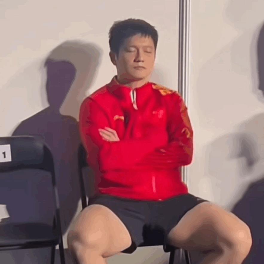 看到樊振东这两个候场的时刻了吗？一如既往地淡淡的，越来越气定神闲。像极了内功深