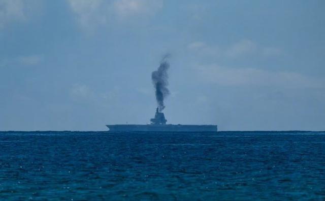 别再盯着福建舰的烟囱了，真正的“王牌”，在它的甲板上！很多人看到舰岛冒黑烟，就