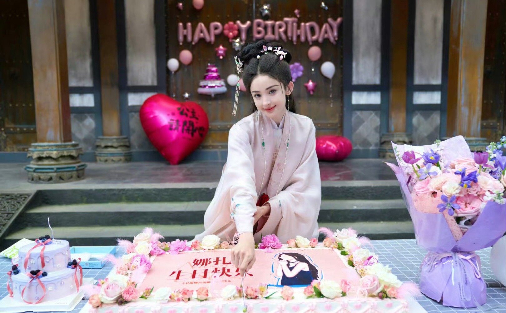娜扎33岁生日照看到娜扎33岁的生日照了，状态是非常的不错，美貌一直都是稳定的在