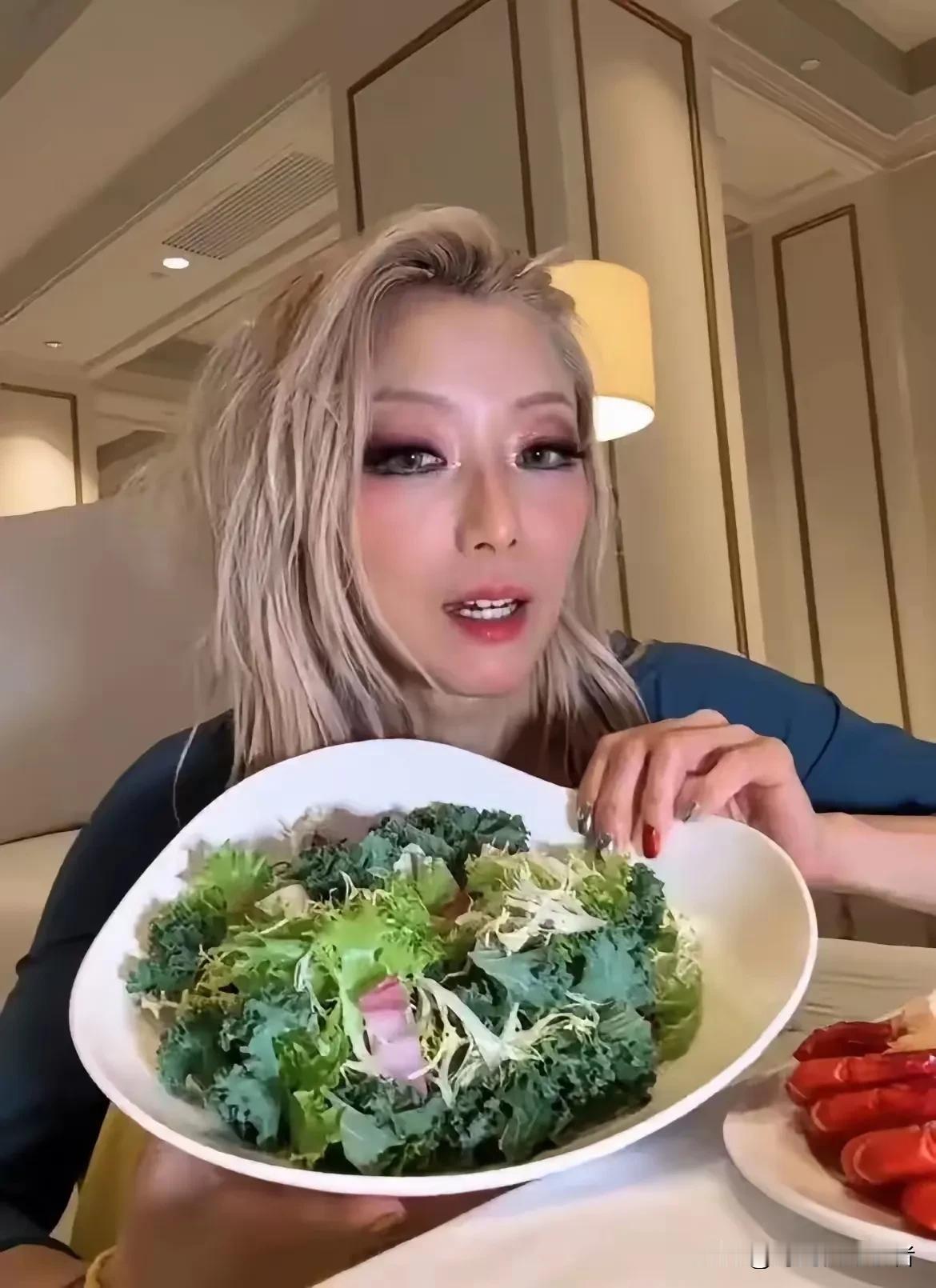 郑秀文这演唱会后的放纵大餐真的太丰盛了，大虾，生菜沙拉，两颗鸡蛋。郑秀文也是最
