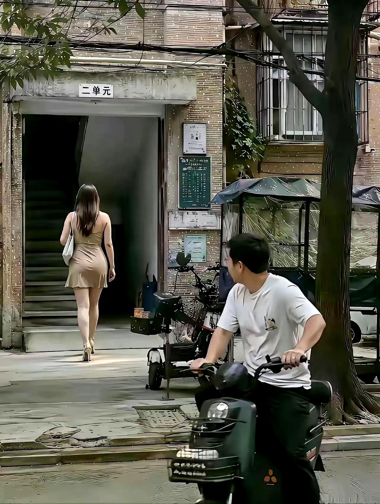 大哥，别看了，她不是你的菜。​​​