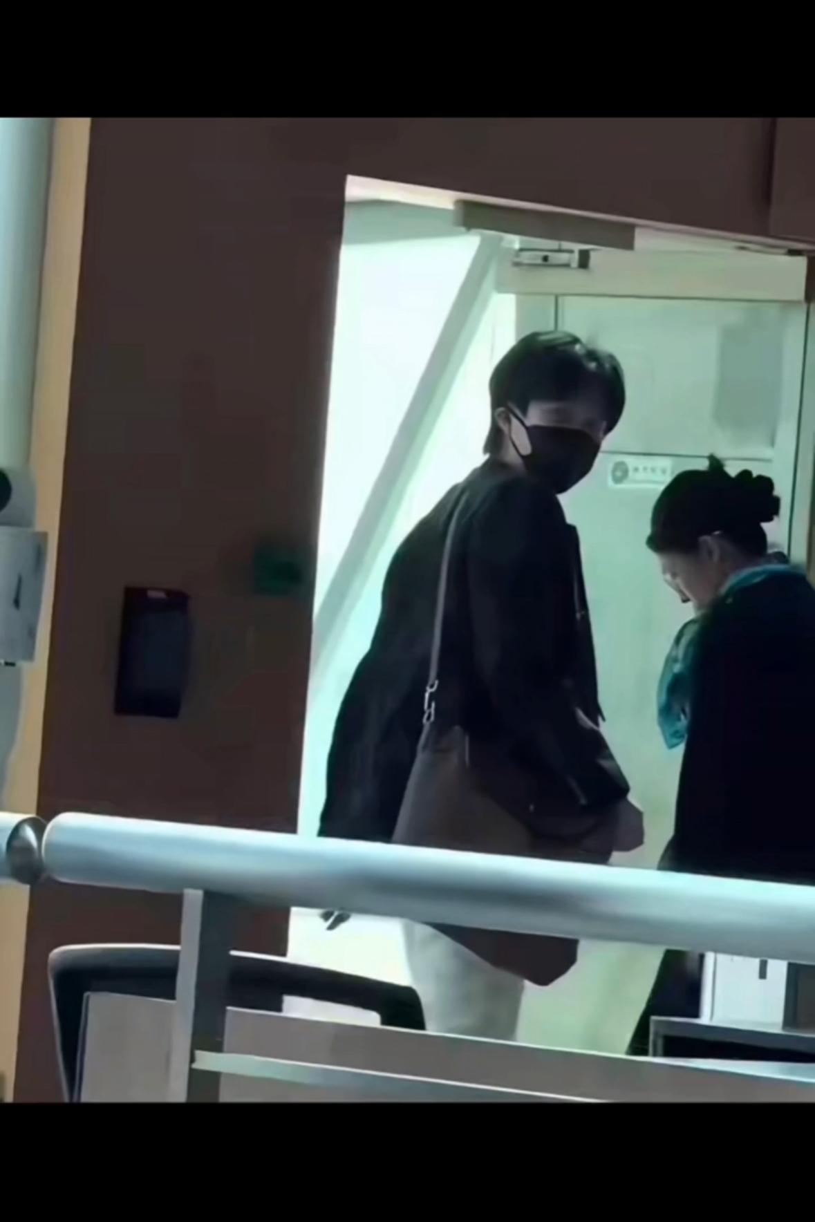 王楚钦回来了，走超级通道，还是VIP通道清净，这是明智的选择，大头的影响力！遇