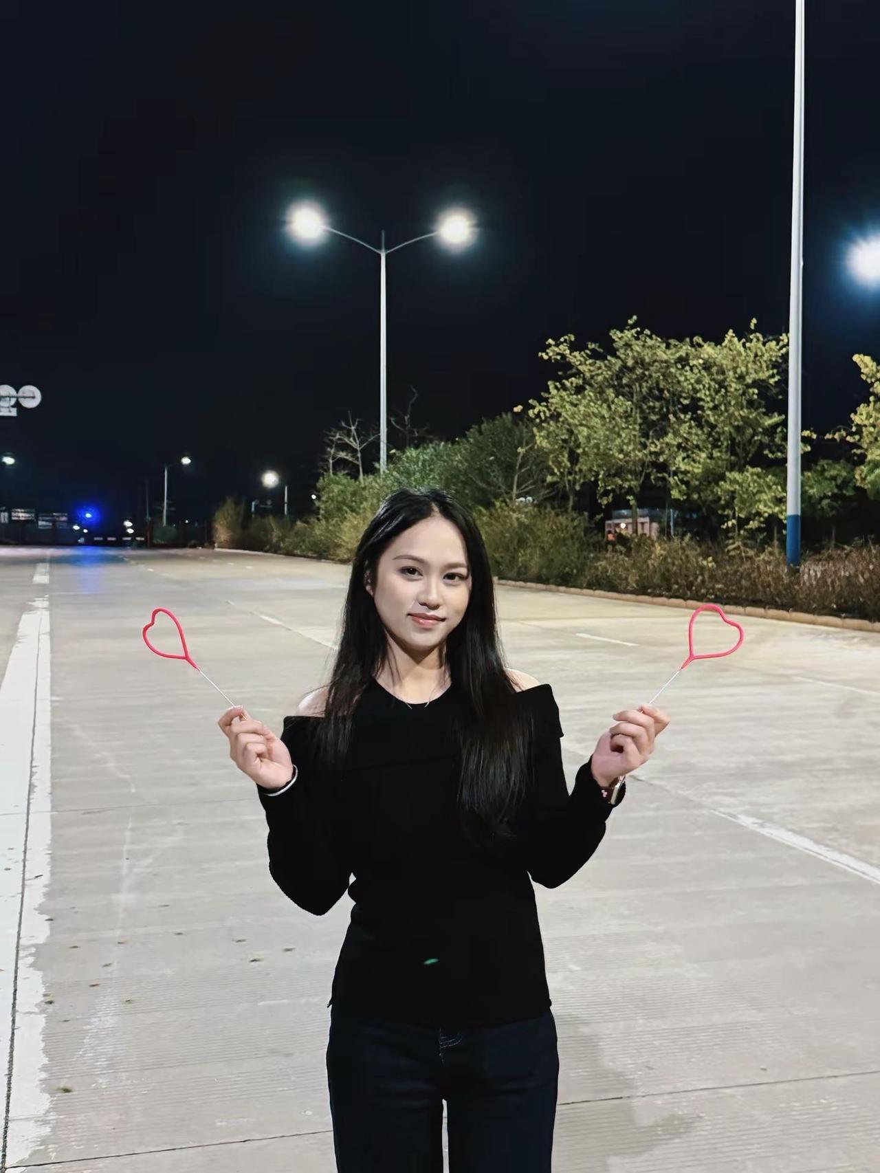 做咩要皱眉阿笑一笑唔系几好呲花