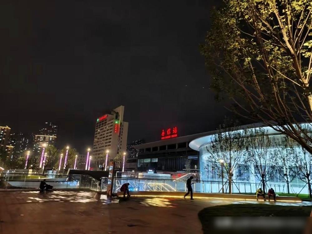 无锡火车站南广场设计的不大气，改了个寂寞，进站高架没有，反而搞个圆形玻璃厅，为了