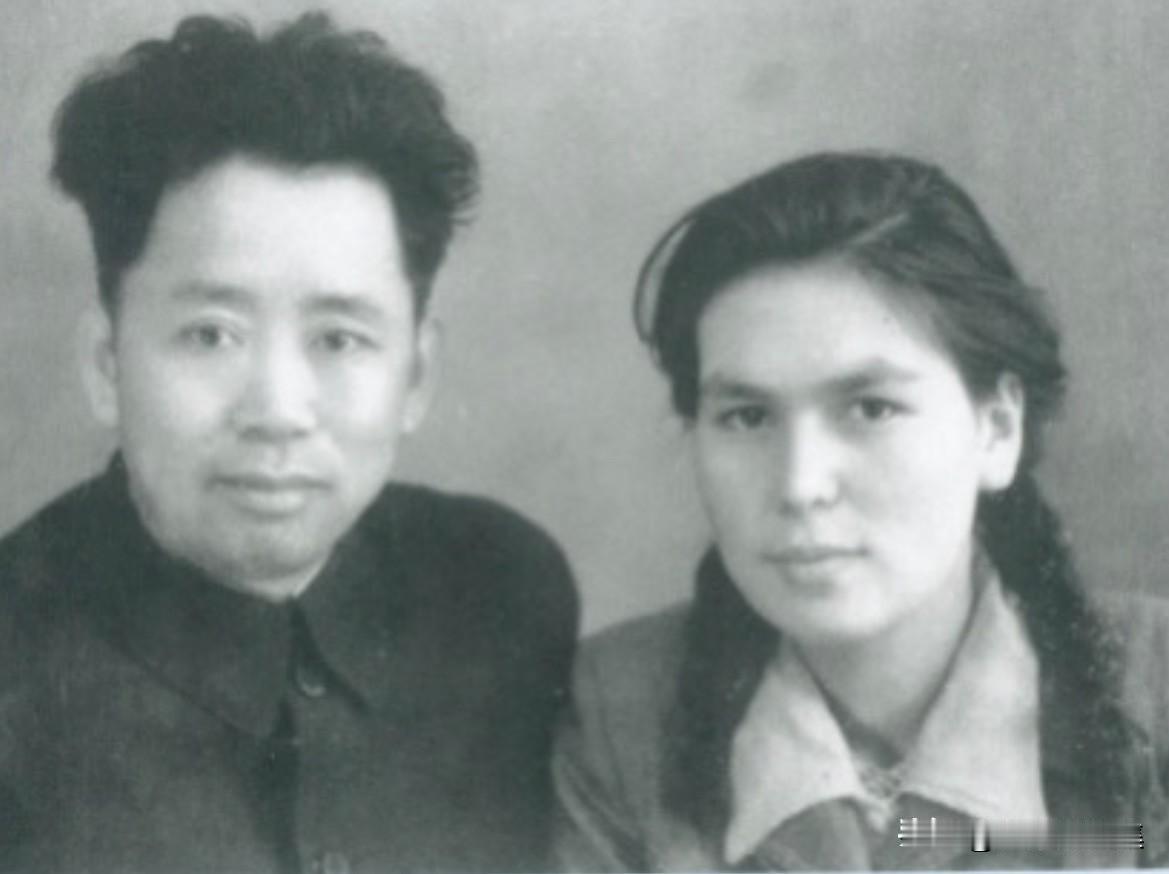 1947年5月1日，刘亚楼夫妇结婚后摄于哈尔滨。婚后不久，刘亚楼便奔赴东北解放战