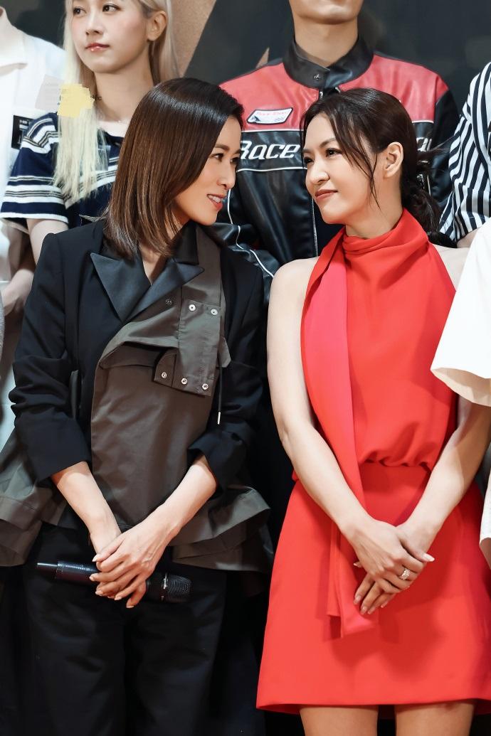 今天佘诗曼在出席宣传活动的时候走混搭路线，看上去特别的有潮流时尚气息。她上身