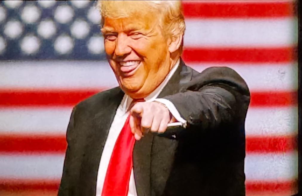 特朗普这次是真绷不住了！1月29日，老特直接公开警告正在访华的英国首相，说英国