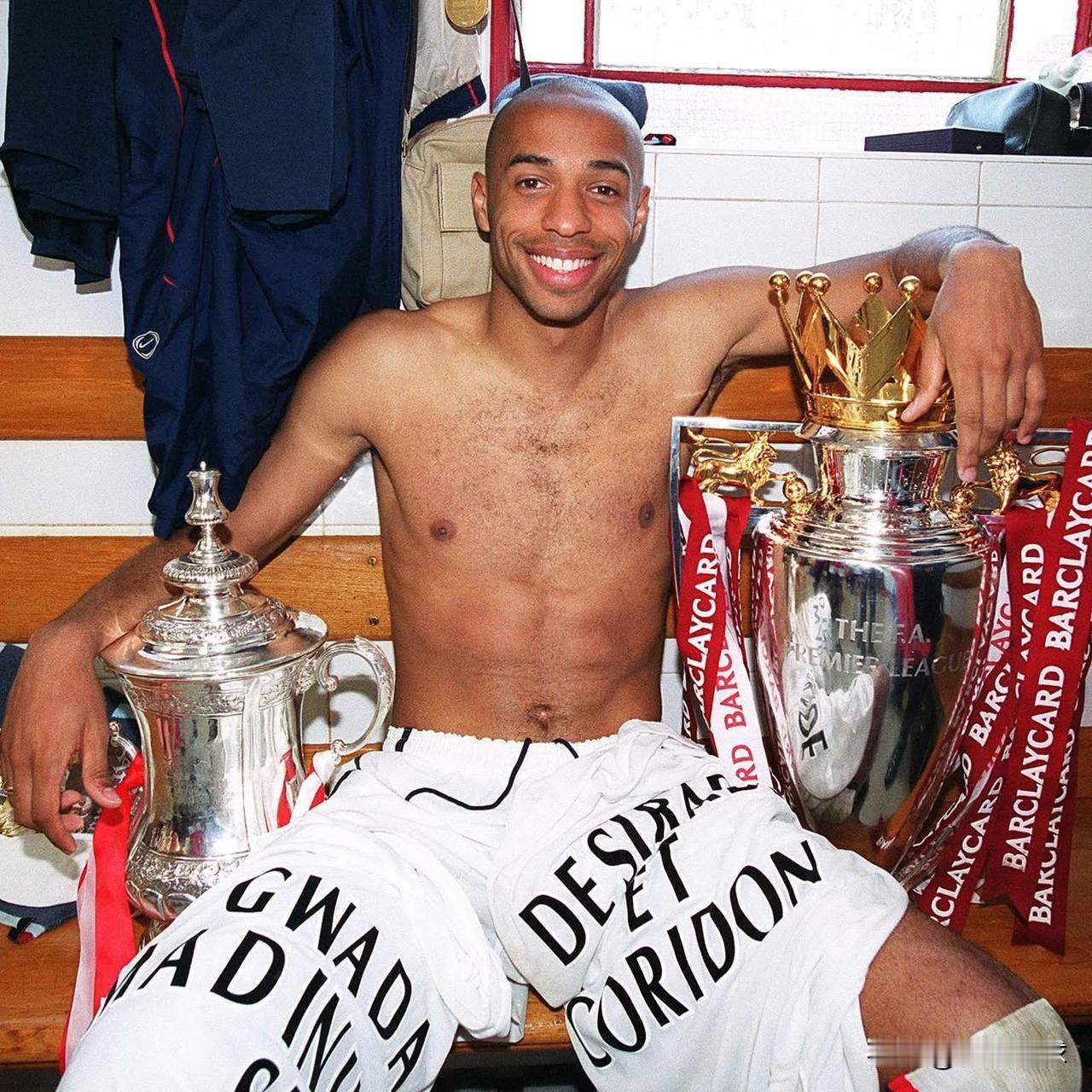 亨利与鲁尼均为英超传奇球星，分别代表阿森纳和曼联取得辉煌成就。两人均入选英超名