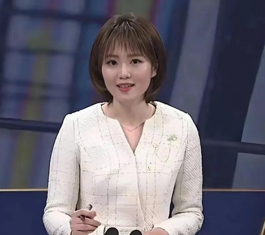 世乒赛央视常驻解说是美女高菡。感觉她不仅是人美，口才也了得，解说过程总能频爆金