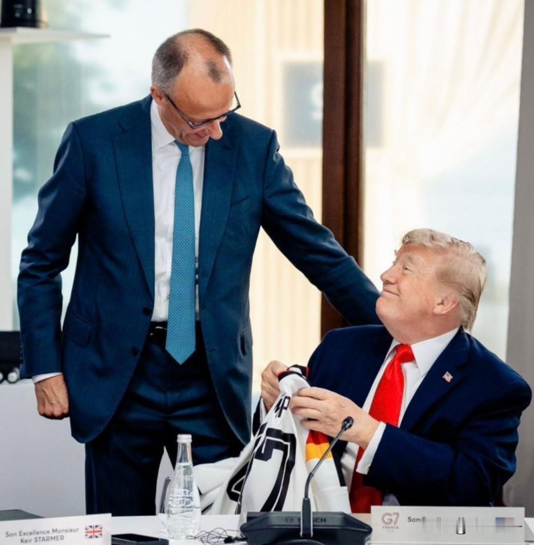 G7峰会现场今天下午，在法国举行的G7峰会现场，德国梅尔茨一进门就直奔川普，随