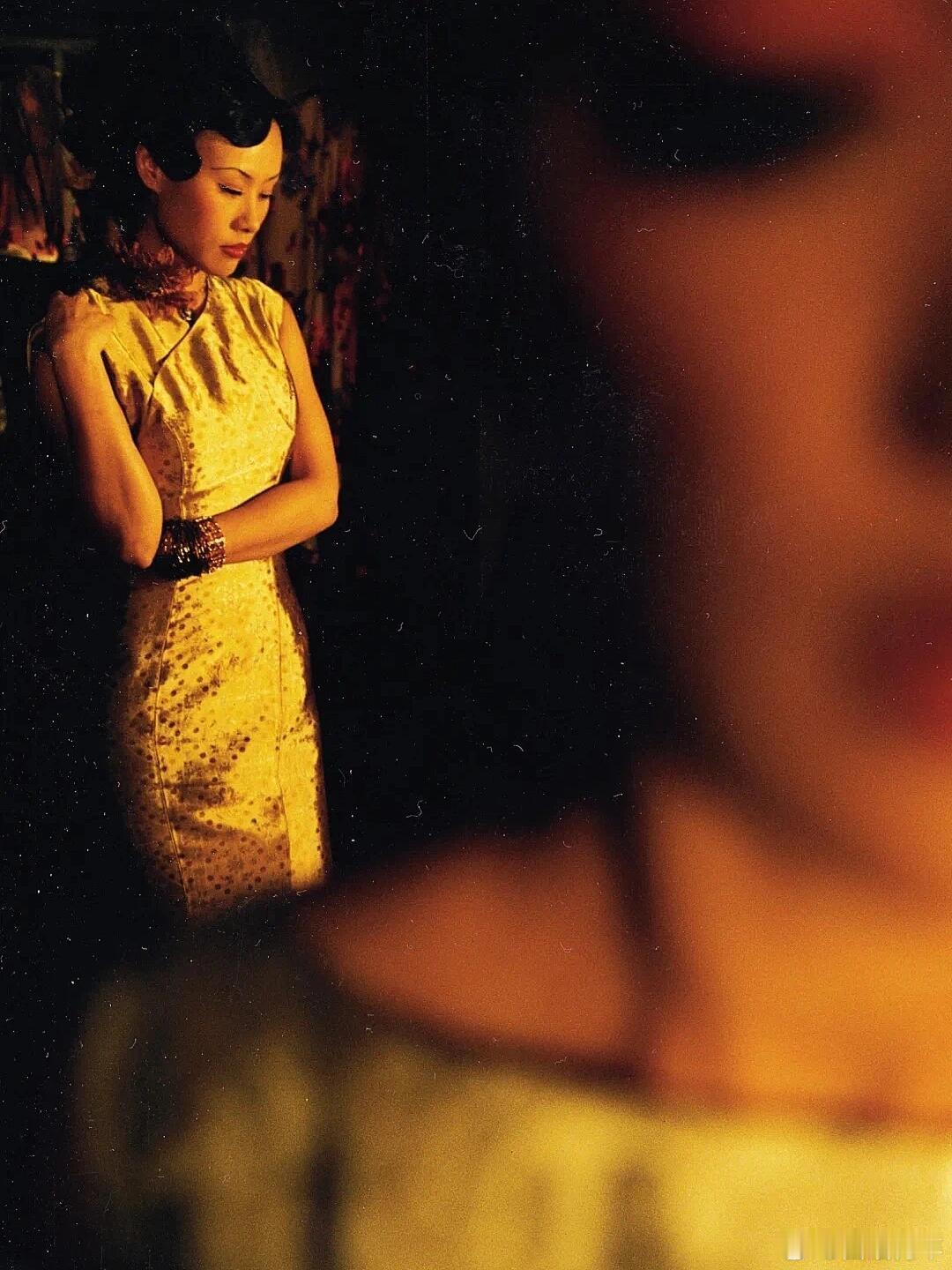 2005年，《美人依旧》邬君梅与周迅。真像民国时代画报里的美人。​​​