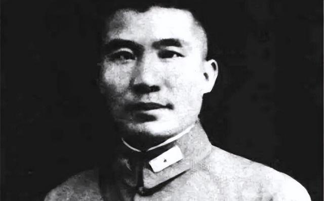 1935年，王耀武得知部下俘虏了一个红军师长，兴冲冲的跑过去准备审讯，但当他看到