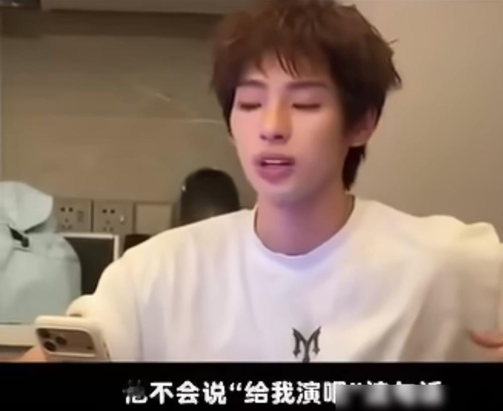 52岁的郭晓东，在二公组队时被晾到了最后，没人选。他不争不抢，剩下来自动归入颜安部落。颜安和姚琛二话