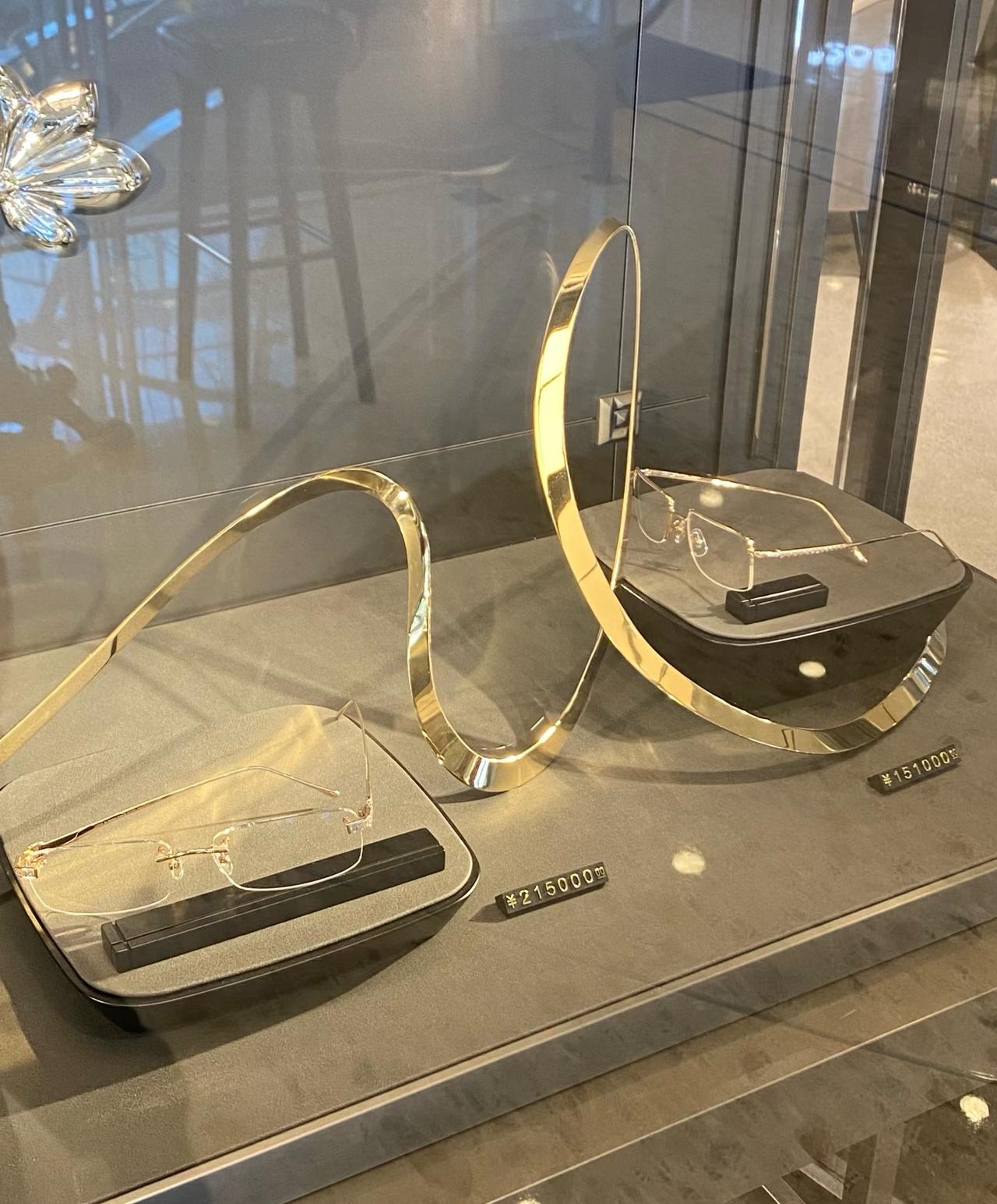 22W的眼镜，你见过吗？镶钻的眼镜会压鼻梁吧？虽然确实很贵很高端。而且我也想