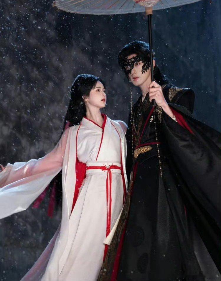 原来短剧的观众偷偷吃这么好不得不说短剧在选角上太有眼光，男女主不仅颜值高，演技