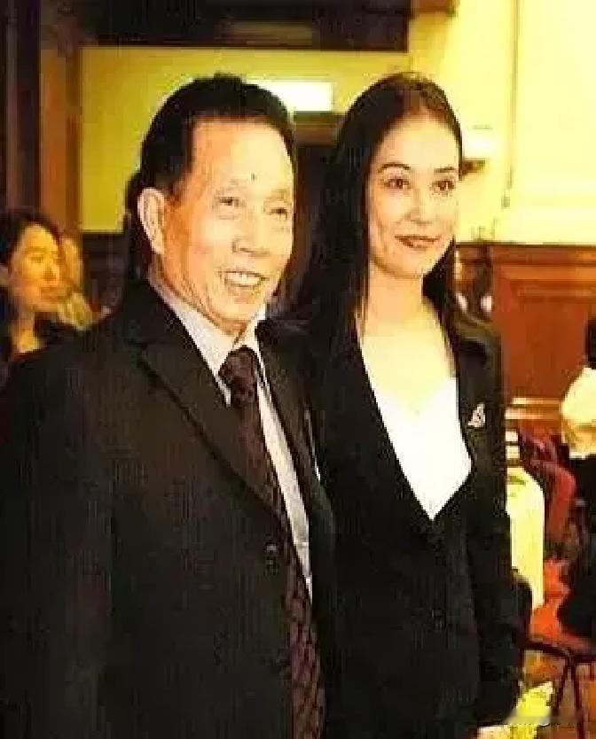 香港老牌武术宗师刘家良家里，2001年5月18号晚上，律师林竞业从高层窗台摔下，