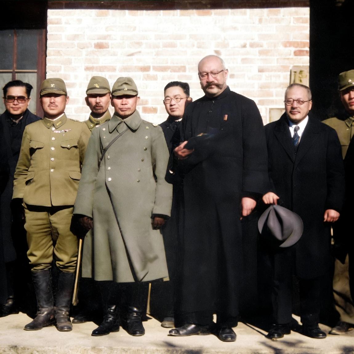 1939年，投靠日寇的唐仰杜，顶着“伪山东省省长”的头衔视察泰安等地，照片里的他