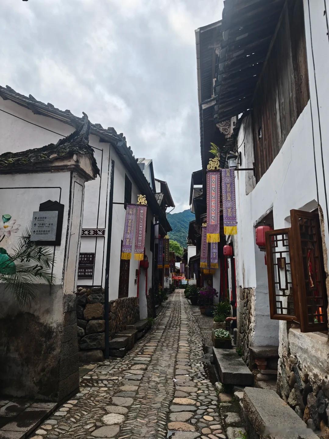 漫步景宁古镇，云绕山腰雾笼头顶，转角走进浮伞祠撞进古街旧时光，放下城市的繁琐焦躁