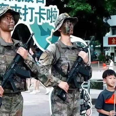 回归快三十年，香港七百多万人，愣是找不出一个从本地报名、穿上驻港部队军装的本地青