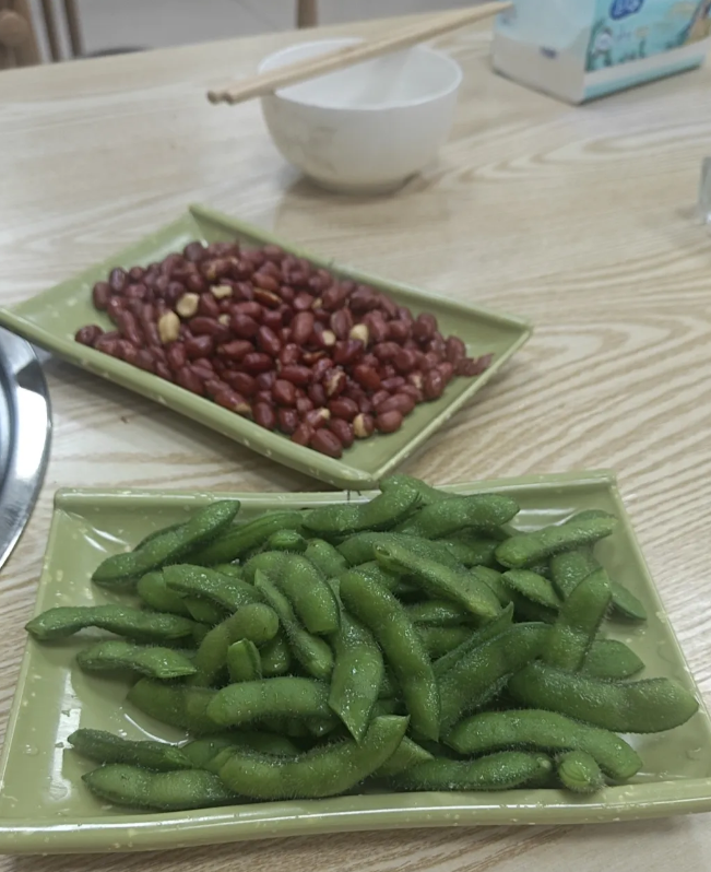 这次的禁酒令应该是新中国成立以来最严的一次了，很明确的规定了公务接待中不允许出现