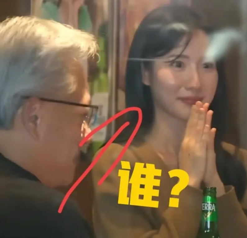 揭秘坐在黄仁勋旁边的美女到底是谁？有人说是郑义宣的女儿现代的千金，其实不是老郑确