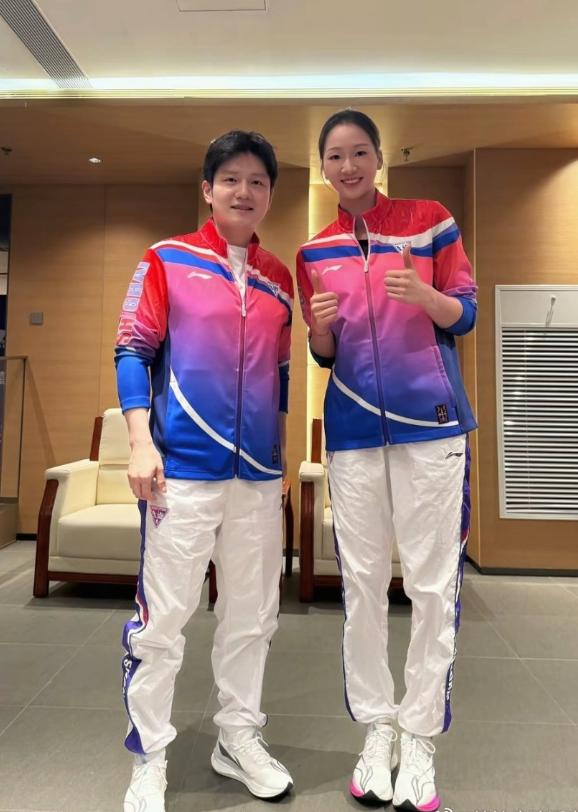 我去！发现了吗？东哥照相真是白搭！再漂亮的美女，再高的美女，往身边一站，