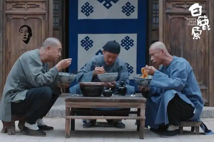 相信很多人都看过《白鹿原》里面张嘉译饰演的白嘉轩，端着大碗吃油泼面的场景，直接吃