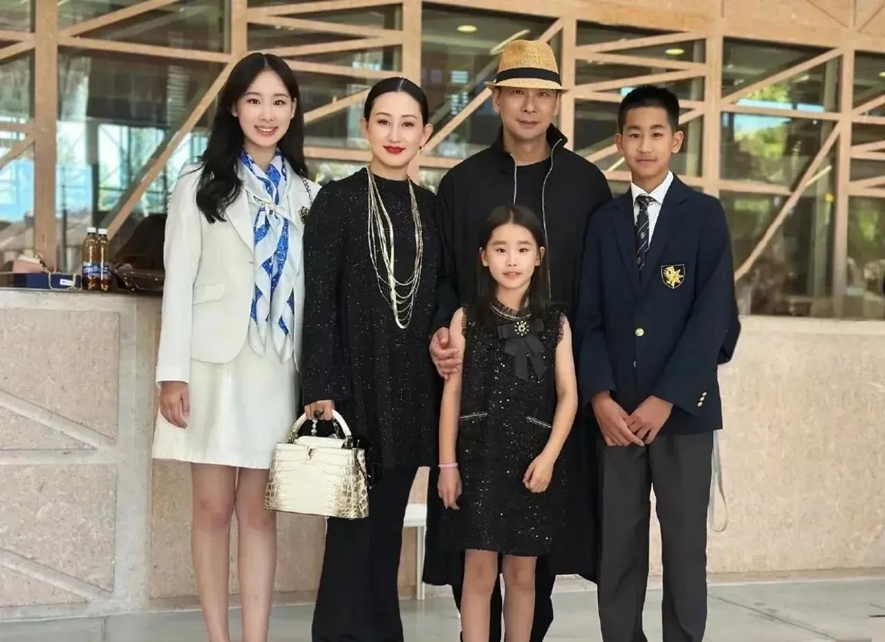 赵文卓家三个小孩教育的真好！兄妹三人都是眼神清澈，嘴角上扬，看起来很舒服很大方