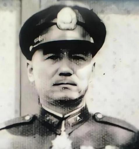 1949年12月，国军军长鲁崇义劝说参谋长何沧浪起义，然而何沧浪却涨红了脸，梗着