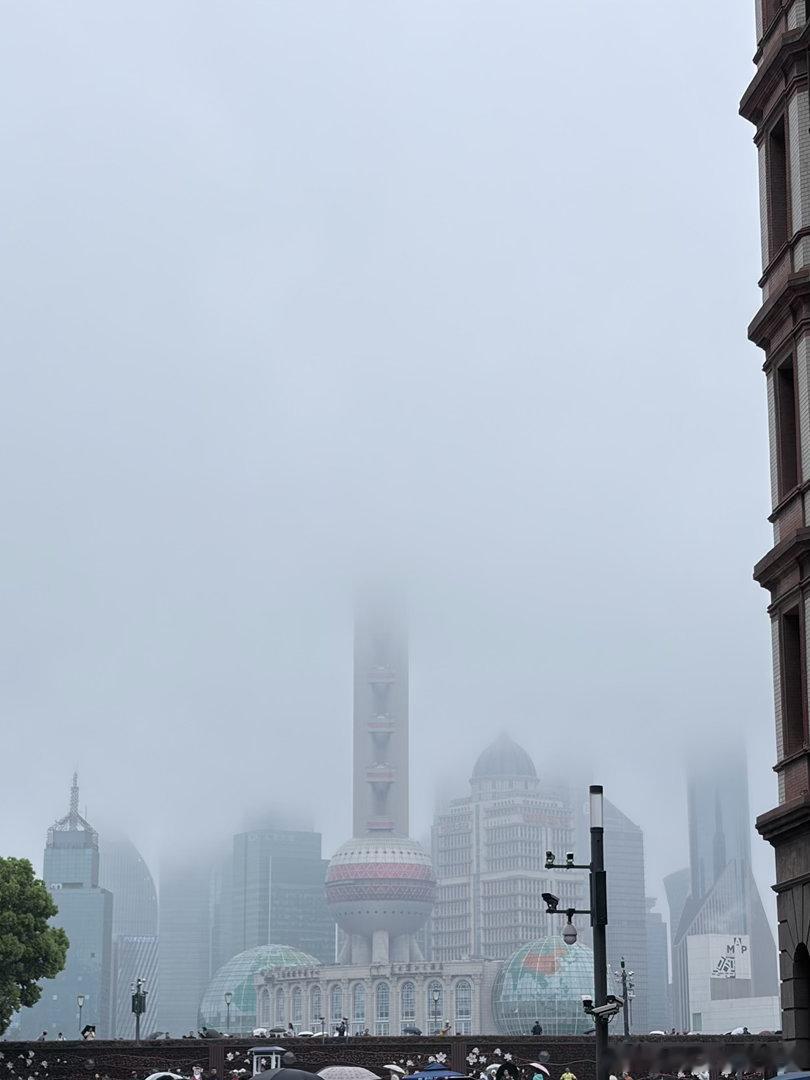 朋友来上海玩，我带她逛外滩，这个雾？笑的我……我：凑合看吧！她：本来是有多高啊？