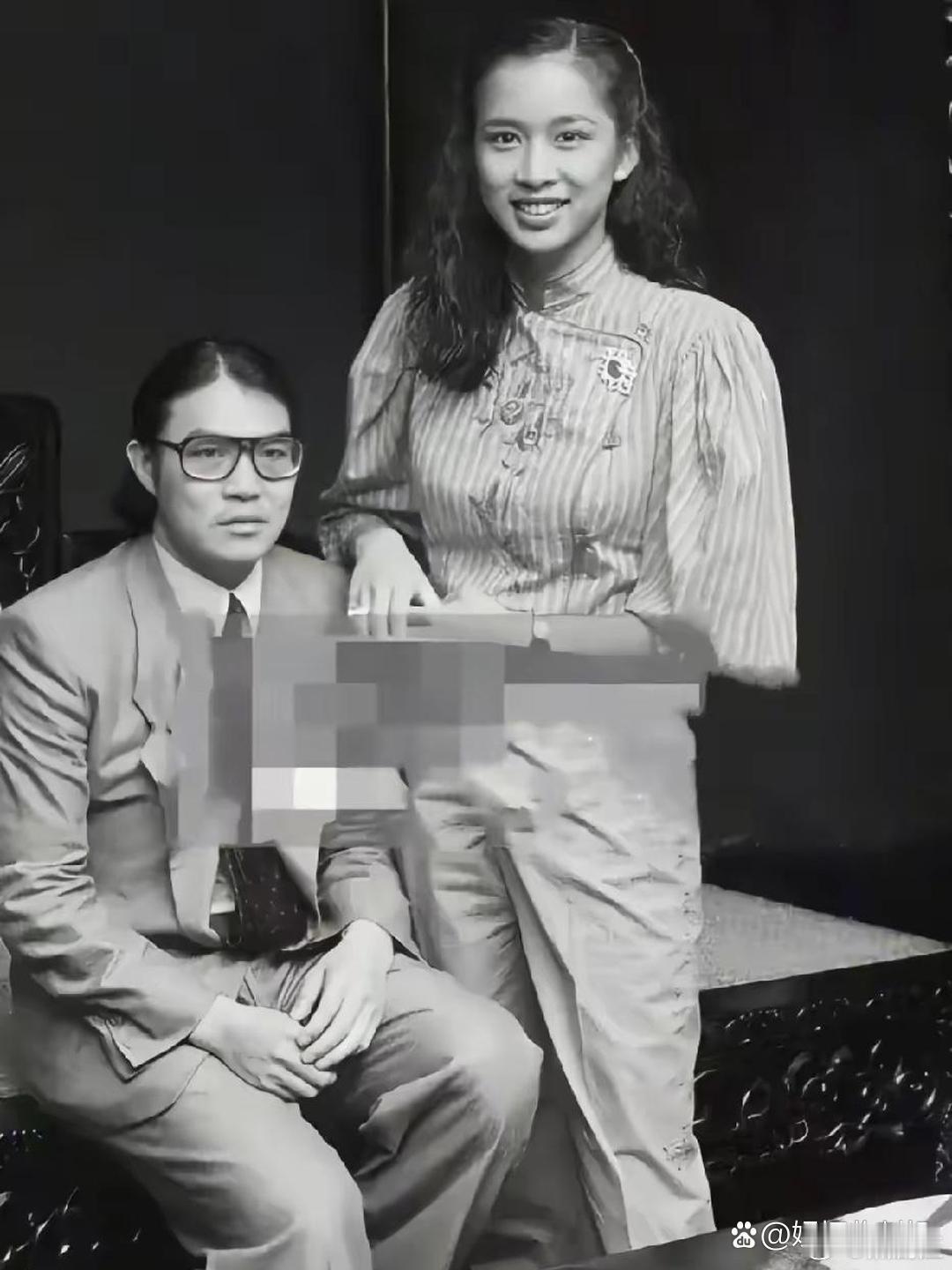 年轻时的朱玲玲与霍震霆在家中的留影，那时候你侬我侬。​​​