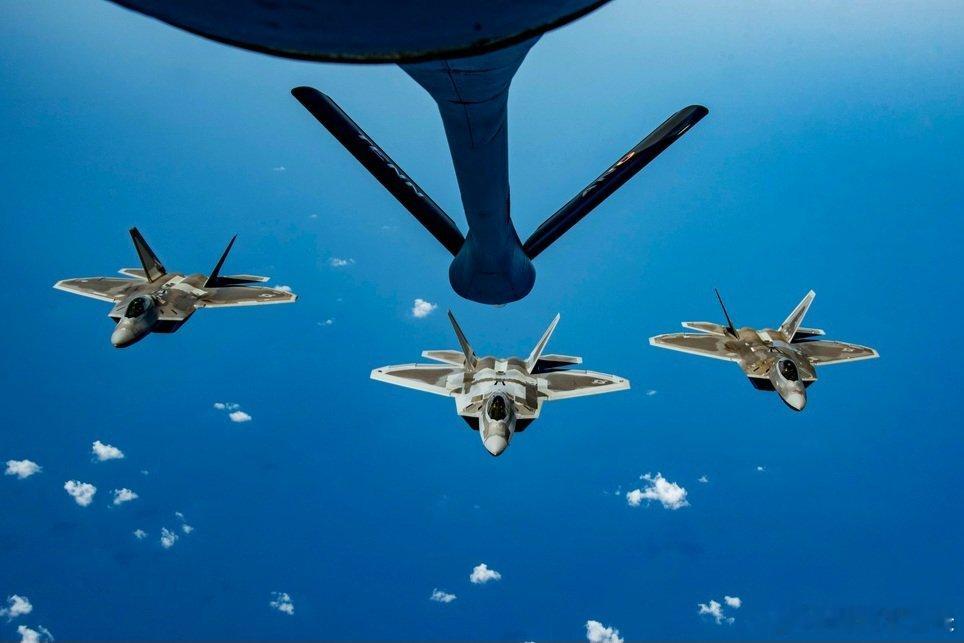 美军那些战斗机，看着挺唬人，其实一个个都是短腿。F-22飞出去八百多公里就得掉头，F-35也就一千来