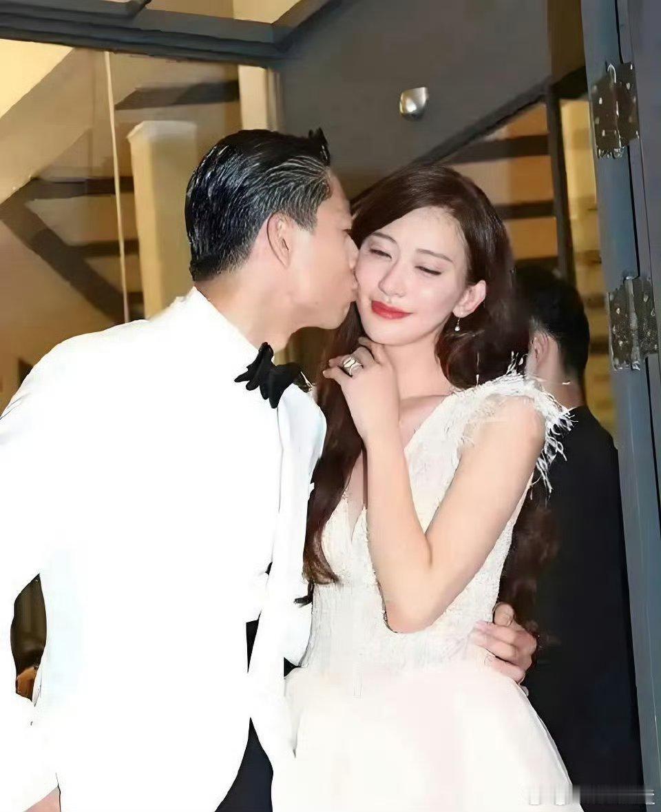 我跟一位日本女性朋友打听黑泽良平，问她这人究竟怎么样，为啥能娶到林志玲。听完她的