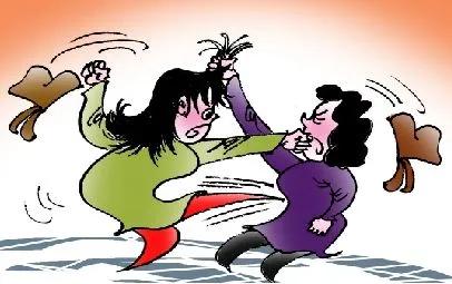 辽宁鞍山，女子因快递付费问题，与快递员发生争执，后双方发生互相厮打，两人均到医院