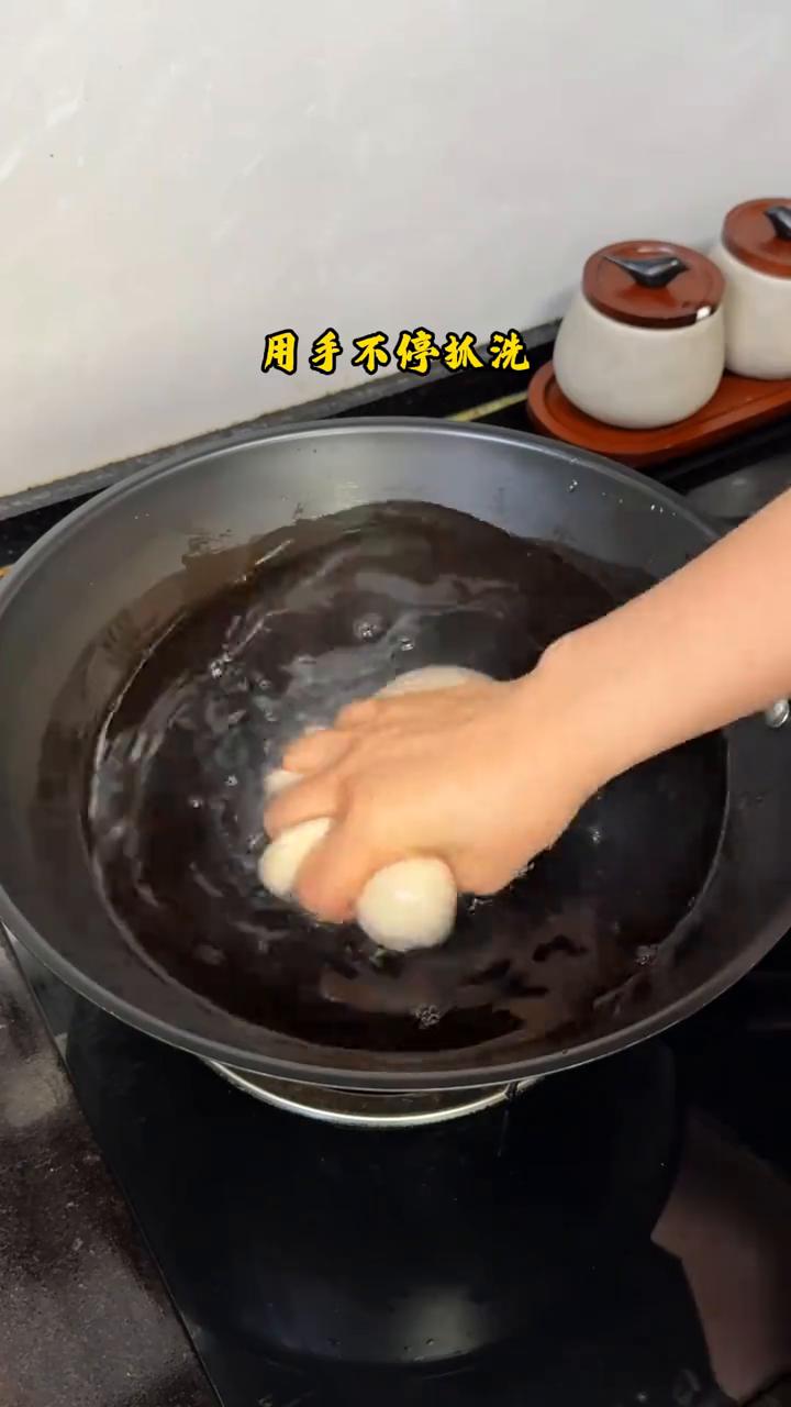 家常版自制凉皮。·一块吃剩的饺子面，一大碗清水，用手不停抓洗，洗出面筋就像现在