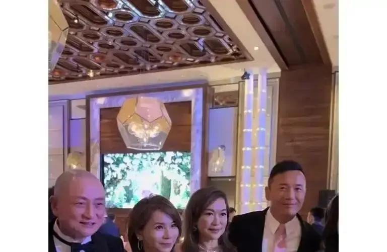 向华强夫妇、刘嘉玲、苗侨伟扎堆露面，连刘德华都专门录了视频祝贺，不知情的还以为又是哪家电视台在办周年