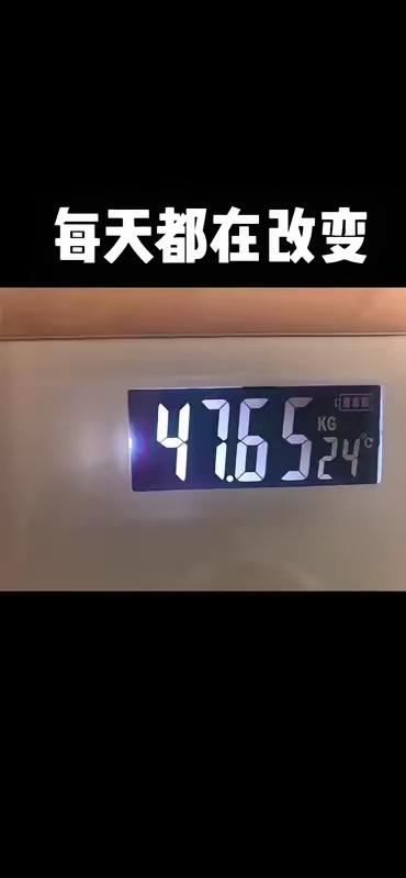 最近有个姑娘减肥成功的视频在网上疯传：四个月时间，硬生生从145斤减到了105斤
