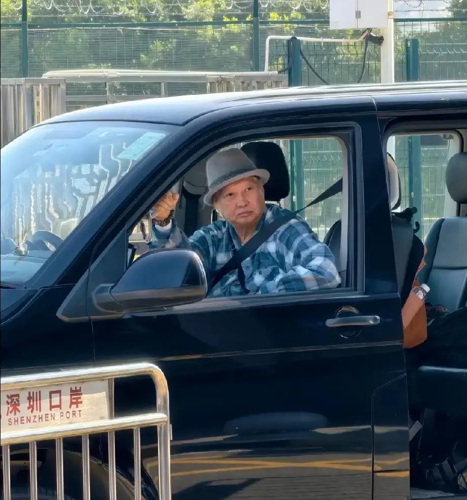 76岁洪金宝甩开轮椅，独自驾车冲进海关闸口！减掉十几斤肉，他只做两件事：每