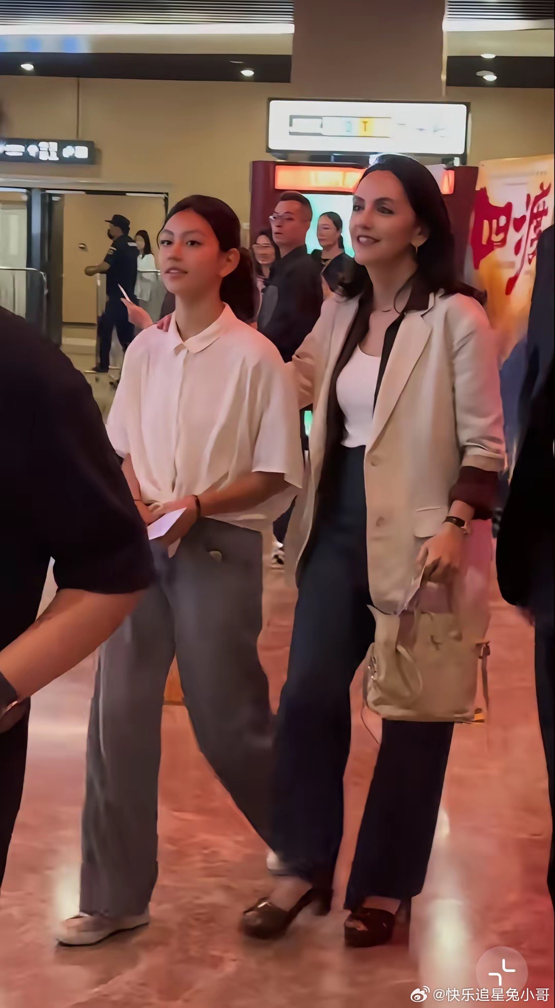 刘烨女儿比小时好看，打扮朴素，是学生的样子！不像李湘把女儿包装成贵妇人模样！