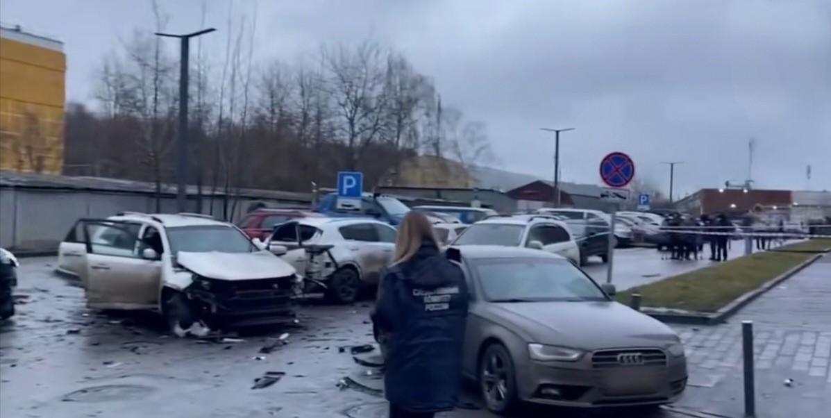 刚刚传来的消息，24日凌晨在莫斯科南部发生的爆炸事件又有了新的说法:两名交警在警