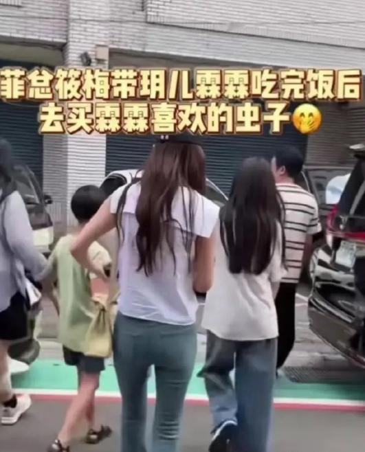 汪小菲在直播间讲，小玥儿背不驼了，性格也不腼腆了，可以选自己喜欢的衣服，小箖儿现